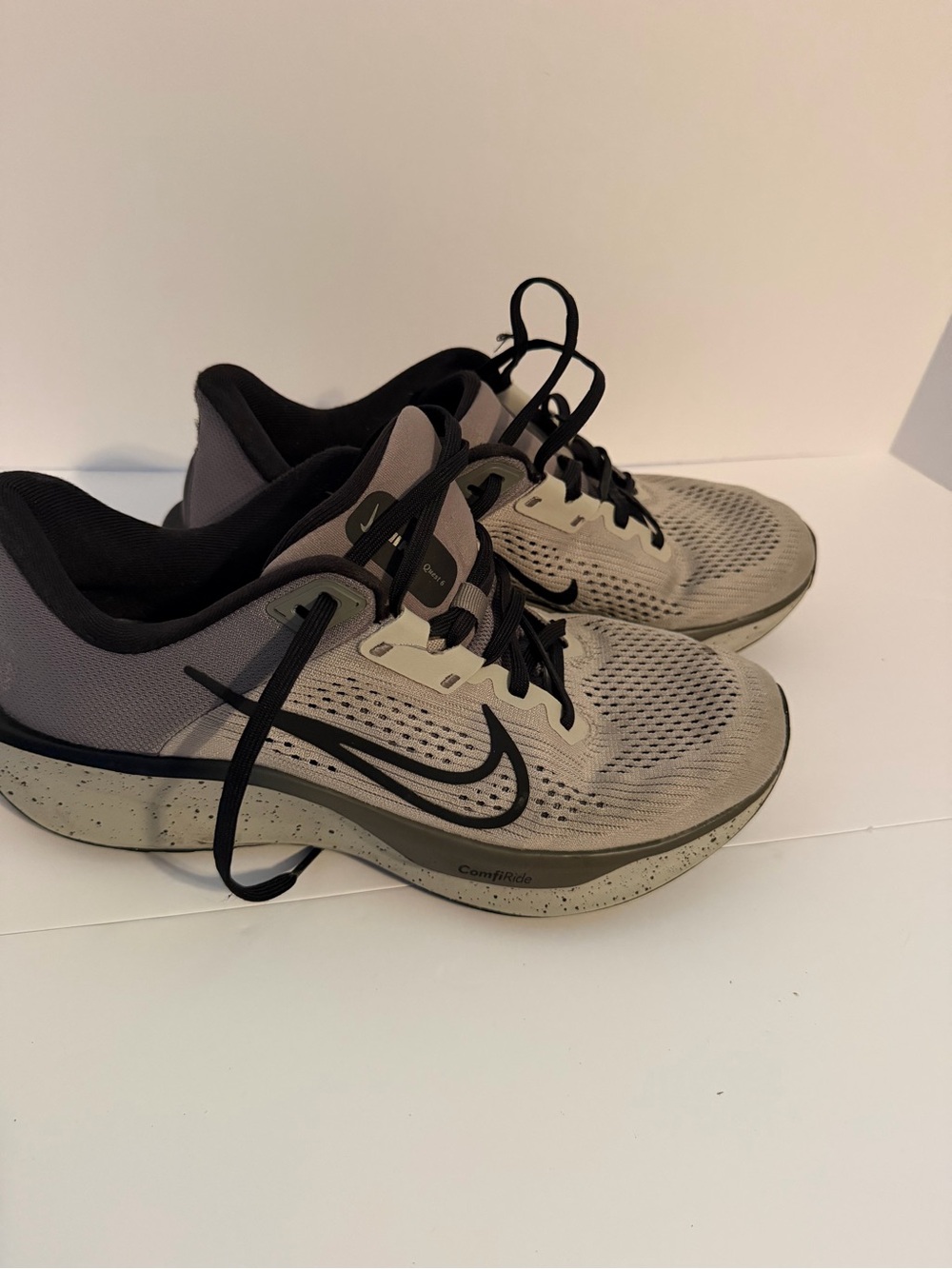 Nike 7.5 Men’s Grey and Black Athletic Running Shoes